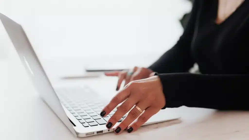 O Que Faz Uma Consultora SEO e Qual Seu Papel Estratégico no Crescimento Digital 2 Consultora SEO de sucesso trabalhando em seu notebook